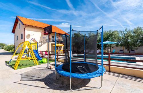 Suhovare House | Spacious Holiday Home Joy with pool and playground, Suhovare
