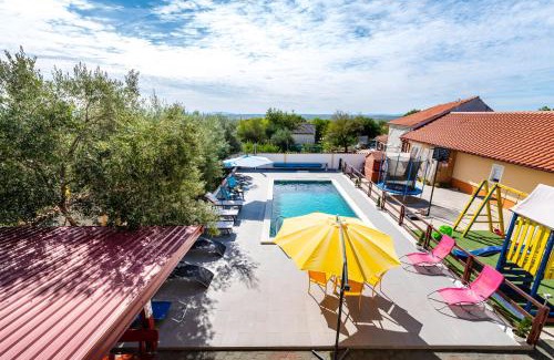 Suhovare House | Spacious Holiday Home Joy with pool and playground, Suhovare