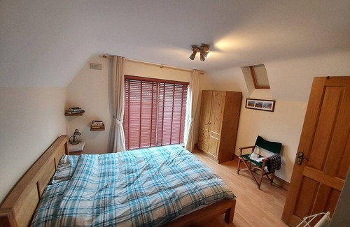 Ballina House | Spacious Holiday Home. Mountain views. A Stroll to Lough Derg & River Shannon
