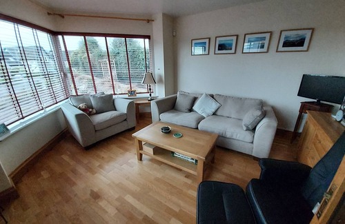Ballina House | Spacious Holiday Home. Mountain views. A Stroll to Lough Derg & River Shannon