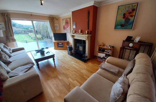 Ballina House | Spacious Holiday Home. Mountain views. A Stroll to Lough Derg & River Shannon