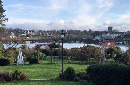 Ballina House | Spacious Holiday Home. Mountain views. A Stroll to Lough Derg & River Shannon