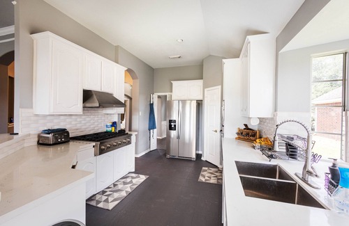 Barker House | Spacious Hollywood Glam Home, Pet-Friendly Comfort for the Perfect Stay
