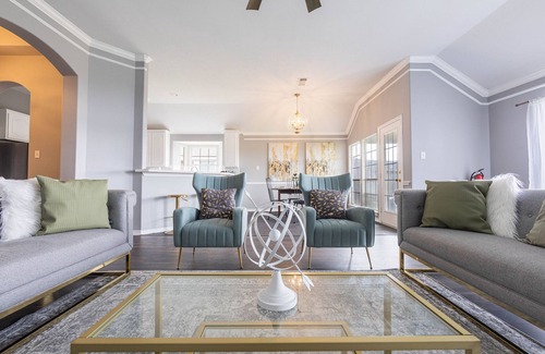 Barker House | Spacious Hollywood Glam Home, Pet-Friendly Comfort for the Perfect Stay