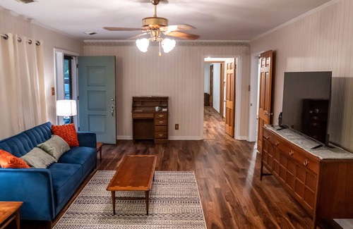 Smithville House | Spacious home 2 minutes from downtown (Pet-Friendly!)