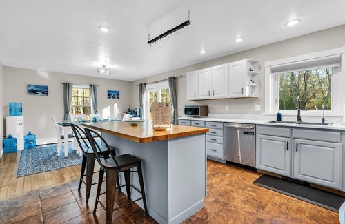 Biddeford House | Spacious Home Close to Beaches! 3BR, Dog & Family Friendly, 30 Mins to Portland
