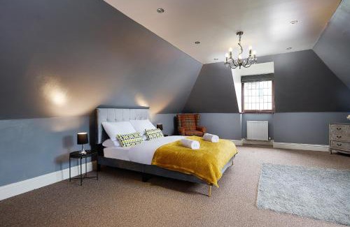 Wolverhampton House | Spacious Home for Large Families and Contractors
