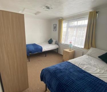 Harlow House | Spacious Home, Garden, in Harlow, Ideal for Contractors & Relocators