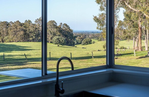 Yallingup Siding House | Spacious home high on Yallingup escarpment, panoramic views, wineries surround