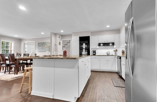 East Point House | Spacious Home HotTub BBQ SUMMER Pool-Close To Airport&Downtown & MonthlyDiscount