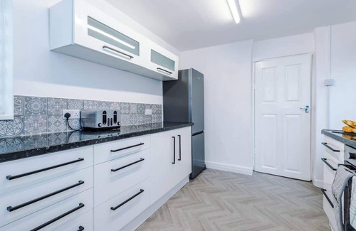Droylsden House | Spacious Home, Ideal for Business Stays, Sleeps 9!