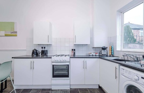 Droylsden House | Spacious Home, Ideal for Contractors, Sleeps 7!