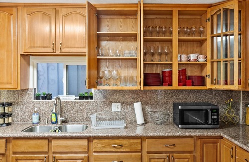 Oakland House | Spacious Home in the heart of the Bay