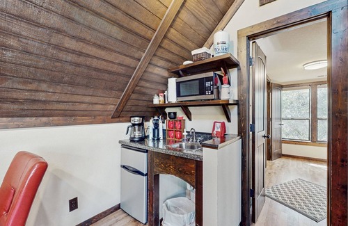 Gruene House | Spacious home including main and guesthouse with private Hot tub