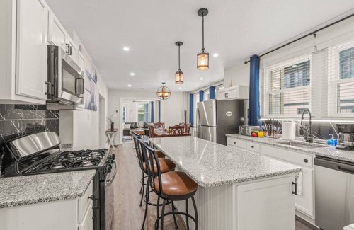 Narberth House | Spacious Home: King Beds Gym Deck Games Parking AC