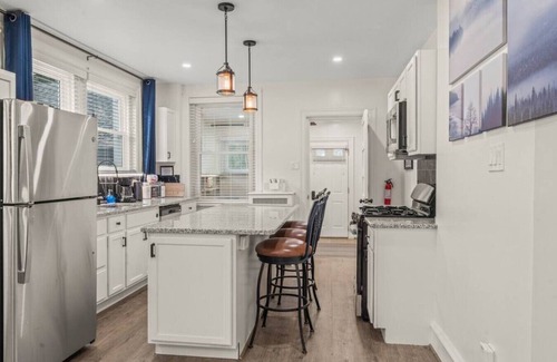 Narberth House | Spacious Home: King Beds Gym Deck Games Parking AC