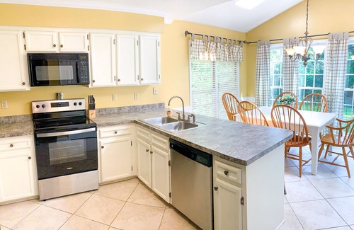 Durham House | Spacious home- King Suite central to Duke, UNC, RDU Airport & Southpoint Mall