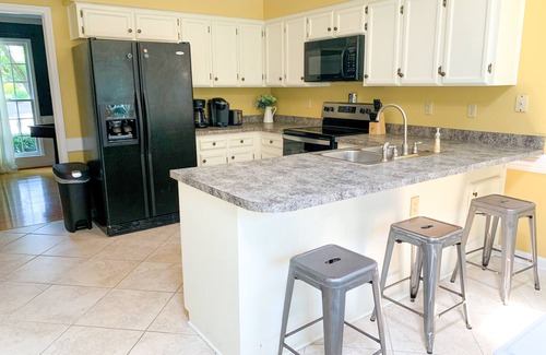 Durham House | Spacious home- King Suite central to Duke, UNC, RDU Airport & Southpoint Mall