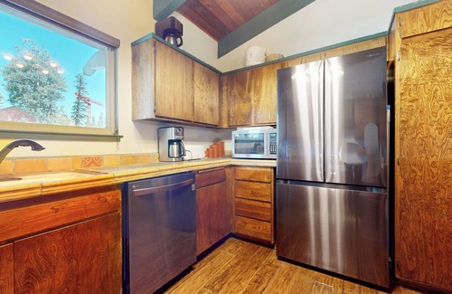 Mammoth Lakes Condo | Spacious Home near The Village, Pool, Hot Tub & Game Roon On-site