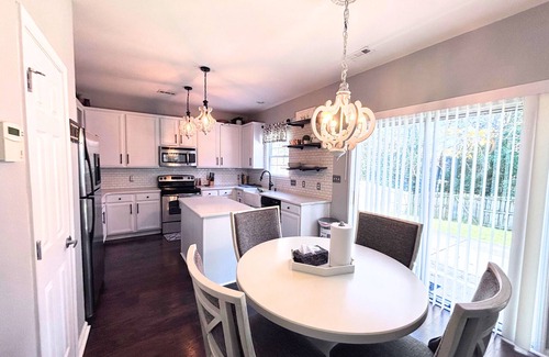 Charlotte House | Spacious Home Near 🚉 , Uptown, 🏈, ⚽, ⚾, PNC Pavilion, 🏁, UNCC & Airport!