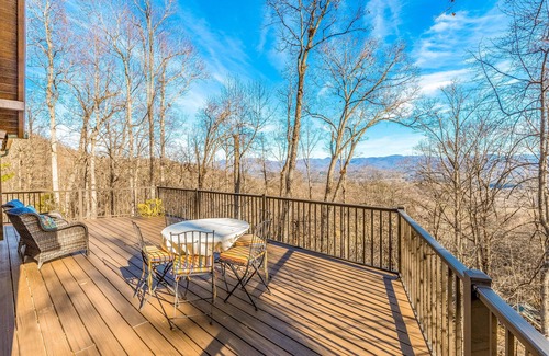 Franklin House | Spacious home on the mountainside with wrap-around balcony, fireplace & W/D