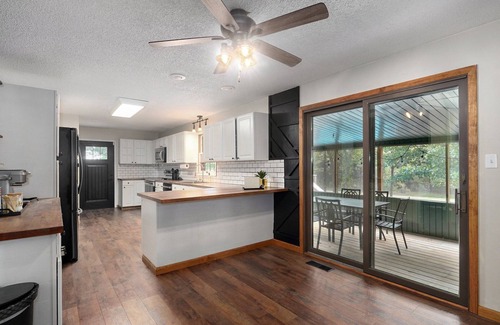 Mount Vernon House | Spacious Home: Scenic 10 acres - game room - fireplace - firepit