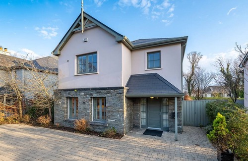 Kenmare Condo | Spacious home to sleep 8 just a short stroll from Kenmare