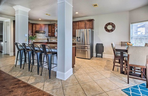 Iowa Colony House | Spacious Home w/Backyard ~ 25 Mi to Houston!