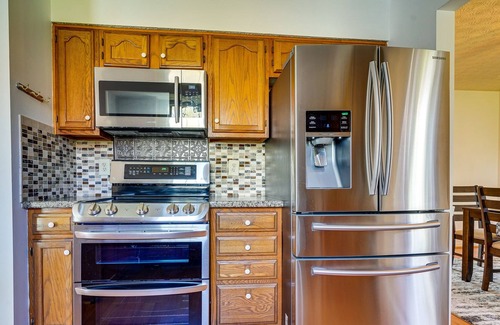 Gahanna House | Spacious Home w/ Deck - 9 Mi to Downtown Columbus