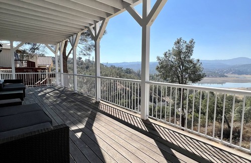 Oak Shores House | Spacious home with lake views, gourmet kitchen, WiFi, and so much more
