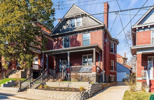 Mount Auburn House | SPACIOUS home with 5 bedrooms, 4 bathrooms
