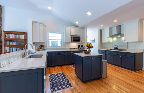 Annapolis House | Spacious home with an outdoor pool, screened porch, washer/dryer & central AC