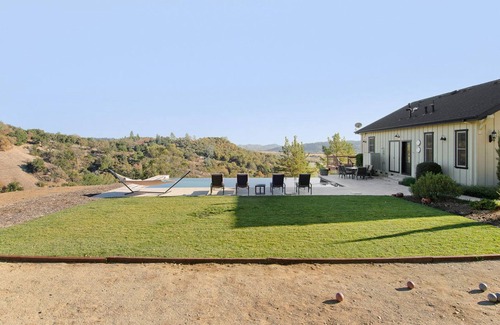Geyserville House | Spacious Home with Great View and New Infinity Pool/Hot Tub!