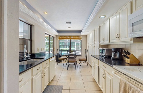 Biggar House | Spacious home with heated pool, WiFi, washer & dryer, and lanai