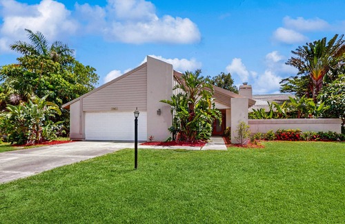 Biggar House | Spacious home with heated pool, WiFi, washer & dryer, and lanai