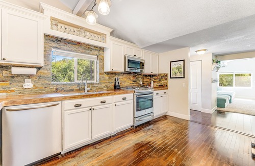 Murphys House | Spacious home with indoor & outdoor kitchens, a private pool, and free WiFi