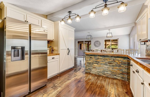 Murphys House | Spacious home with indoor & outdoor kitchens, a private pool, and free WiFi