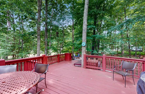 Blakeslee House | Spacious home with private hot tub, firepit, shared pool, free WIFI