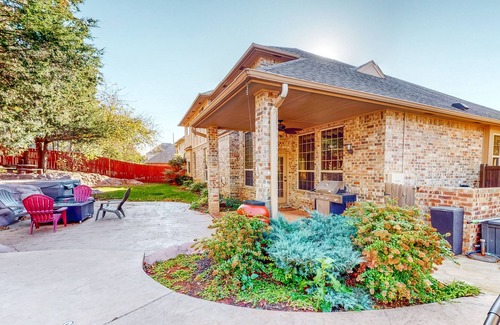 Edmond House | Spacious Home with Private Pool- Home Office & Gym