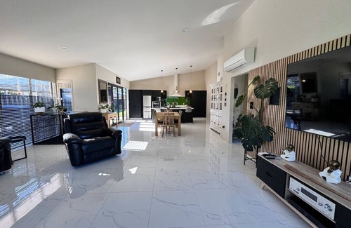 Ohope House | Spacious Home with Spa Sleeps - 12 in Ōhope. 2min walk to Harbour, 5min to Beach