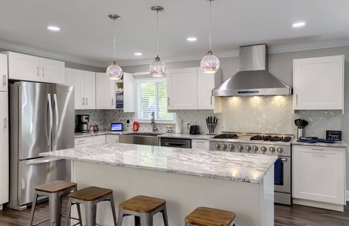 Independence House | Spacious home with King bed - mins to Stadiums