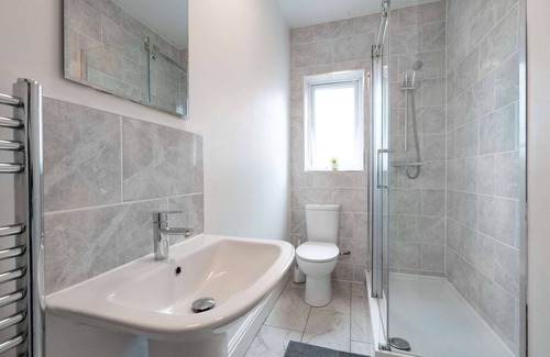Sheffield House | Spacious & Homely, 4 BR, Parking, Close to Centre