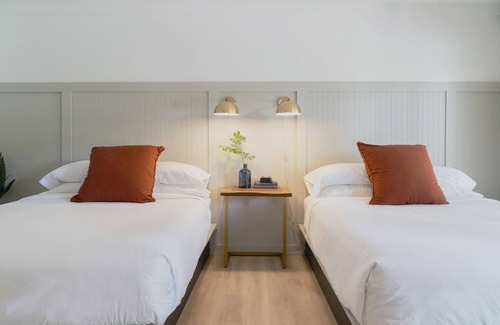 Cashiers Hotel | Spacious Hotel Double Queen Room in Cashiers Center