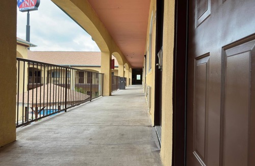 Edinburg Apartment | Spacious hotel suites with one king bedroom and one drawing room with Wi-Fi, AC.