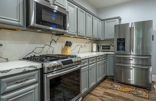 Acworth House | Spacious House 4BR, Home Theater, Gym, BBR, Bar