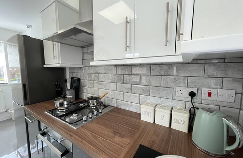Derby House | Spacious House For Business and Leisure Travelers