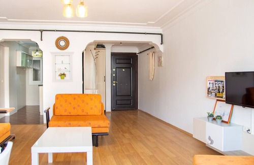 Konak Apartment | Spacious House in Konak with Balcony