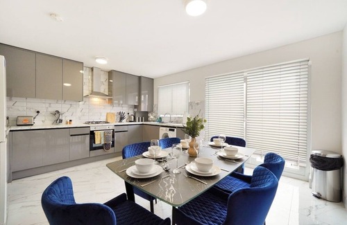 London Borough of Ealing House | Spacious House in Wembley - Sleeps 14