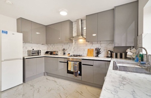 London Borough of Ealing House | Spacious House in Wembley - Sleeps 14