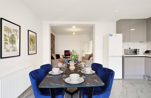London Borough of Ealing House | Spacious House in Wembley - Sleeps 14